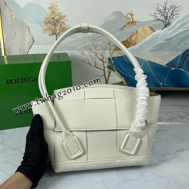 Bottega veneta高端女包 KF009 寶緹嘉爆款ARCO編織款荔枝紋石膏白手提包 BV經典款ARCO蝙蝠包  gxz1223